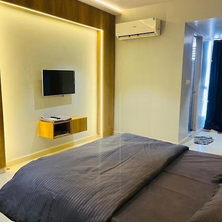 Oyo Florence Hotel Surat Buitenkant foto