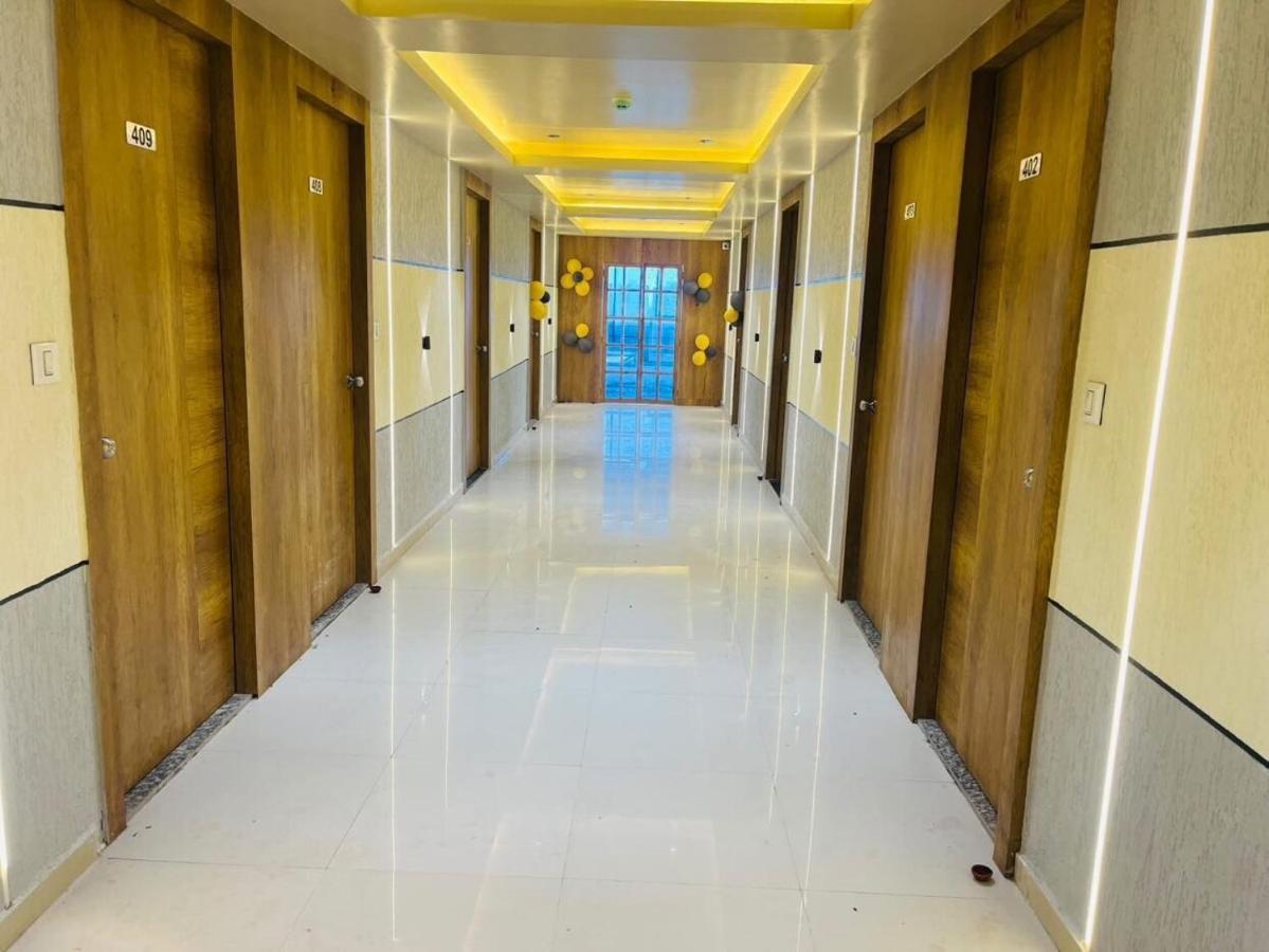 Oyo Florence Hotel Surat Buitenkant foto