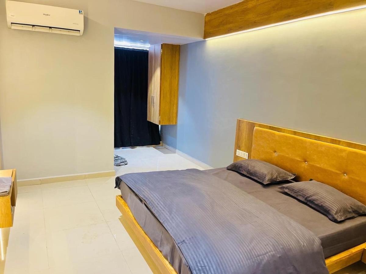 Oyo Florence Hotel Surat Buitenkant foto