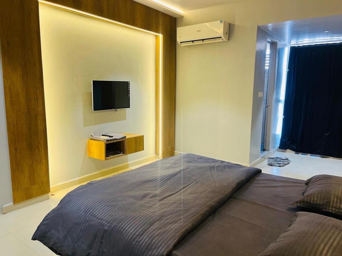 Oyo Florence Hotel Surat Buitenkant foto